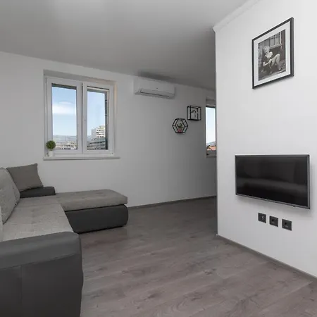 Viva Apartment Split